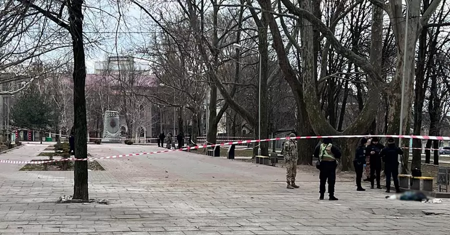 В центре Запорожья мужчина расстрелял прохожую и совершил самоубийство