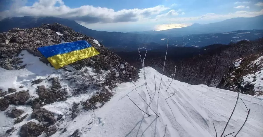 После Макеевки флаг Украины в честь Дня Соборности развернули в горах Крыма