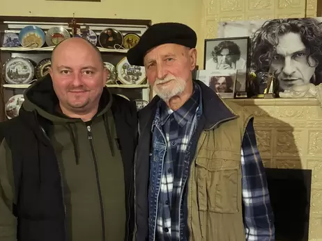 Юрий Ткач посетил могилу Кузьмы Скрябина и встретился с его отцом
