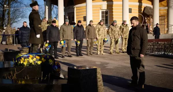 Президент Зеленский почтил память Героев Крут в Киеве