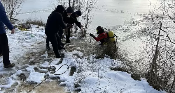 На Закарпатье под лед провалились два рыбака, один погиб