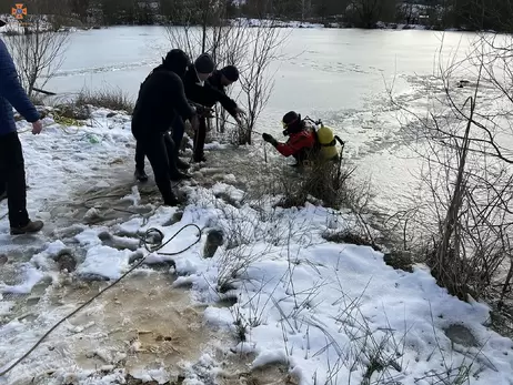На Закарпатье под лед провалились два рыбака, один погиб