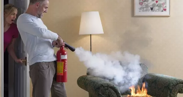 Выбираем огнетушитель для дома: углекислотный погасит пламя, а порошковый – тлеющую мебель