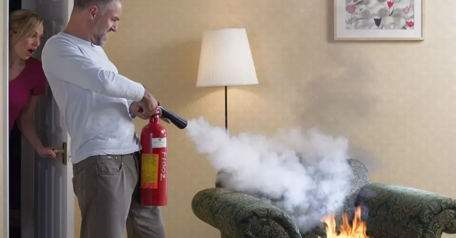 Выбираем огнетушитель для дома: углекислотный погасит пламя, а порошковый – тлеющую мебель