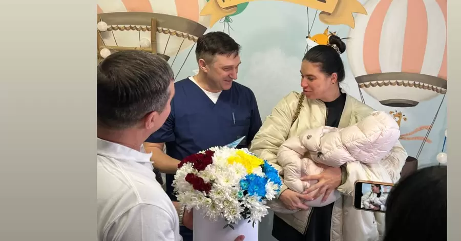 Дружина Усика показала фото з виписки з новонародженою донькою