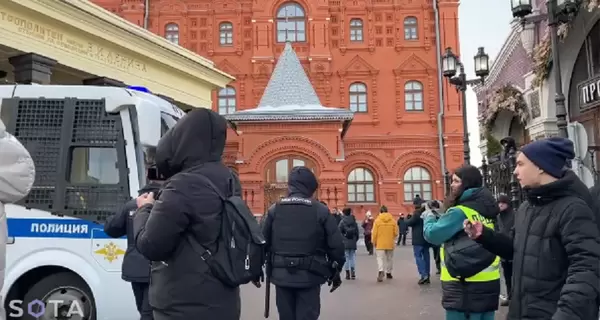 В центре Москвы протестуют родственники мобилизованных, начались стычки и задержания