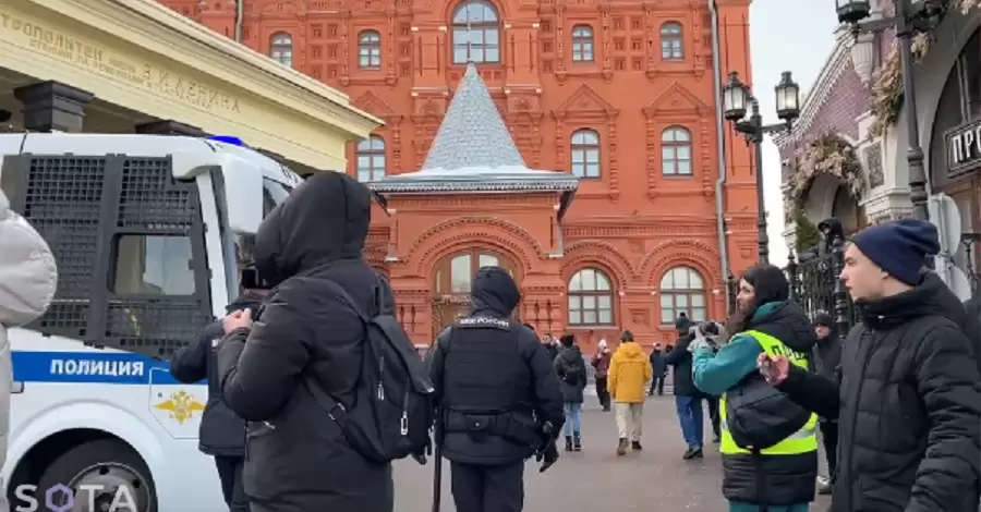 В центре Москвы протестуют родственники мобилизованных, начались стычки и задержания
