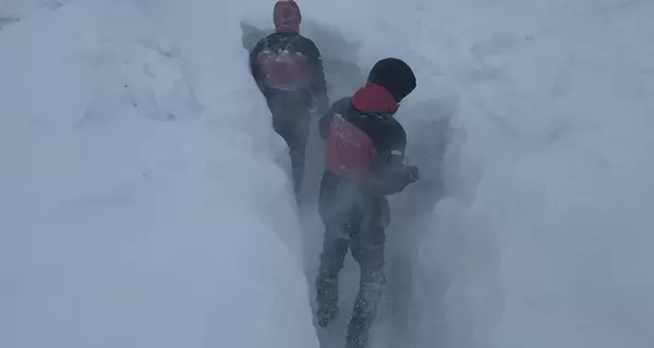 На горі Піп Іван у Карпатах намело кучугури снігу заввишки два метри