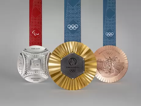 У Парижі показали олімпійські медалі – з частинками Ейфелевої вежі