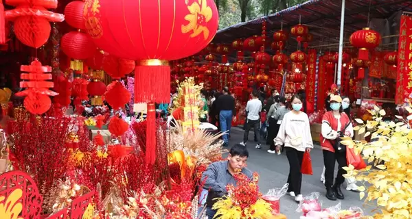 «Пельмени единения», красные фонари и злой Нянь: как китайцы свой Новый год празднуют