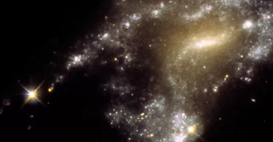 Телескоп Hubble обнаружил 12 взаимодействующих галактик, усыпанных молодыми звездными скоплениями 
