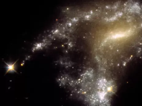 Телескоп Hubble обнаружил 12 взаимодействующих галактик, усыпанных молодыми звездными скоплениями 