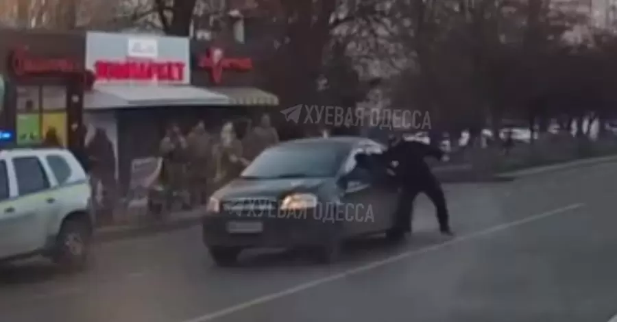 Стекло водителю в Одессе разбил не полицейский из-за требования ТЦК остановиться