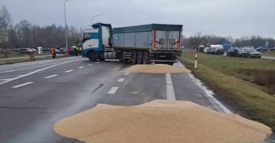 Посольство України звернулося до польської поліції через розсипане фермерами зерно