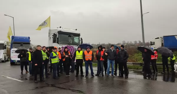 На границе с Польшей украинские перевозчики объявили зеркальную блокаду