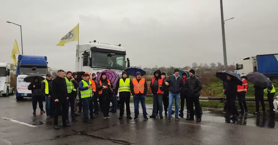 На границе с Польшей украинские перевозчики объявили зеркальную блокаду