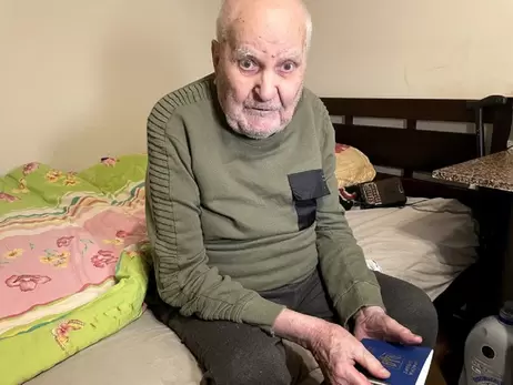 У Миколаєві 104-річний чоловік уперше в житті отримав закордонний паспорт, тепер він поїде до дітей 