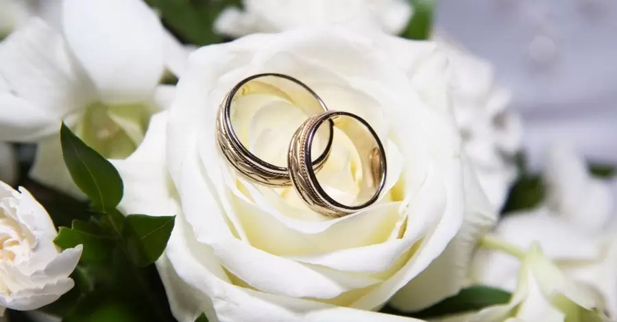 В День влюбленных в Украине поженились 700 пар