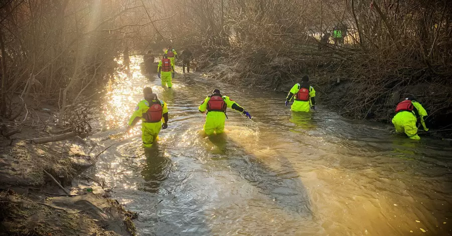 На Буковине третий день ищут 8-летнюю девочку, которая переходя мост с братом упала в водоем