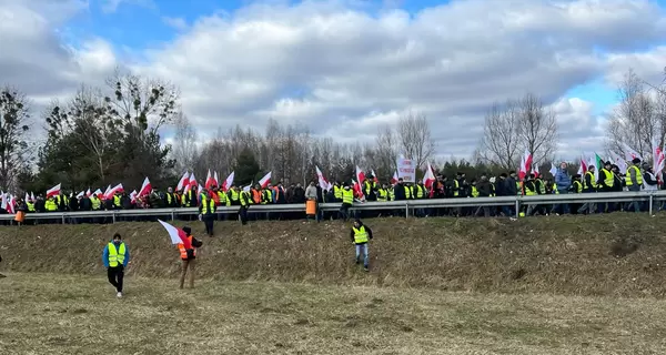 Поляки блокировали железную дорогу на границе с Украиной с оскорбительными плакатами