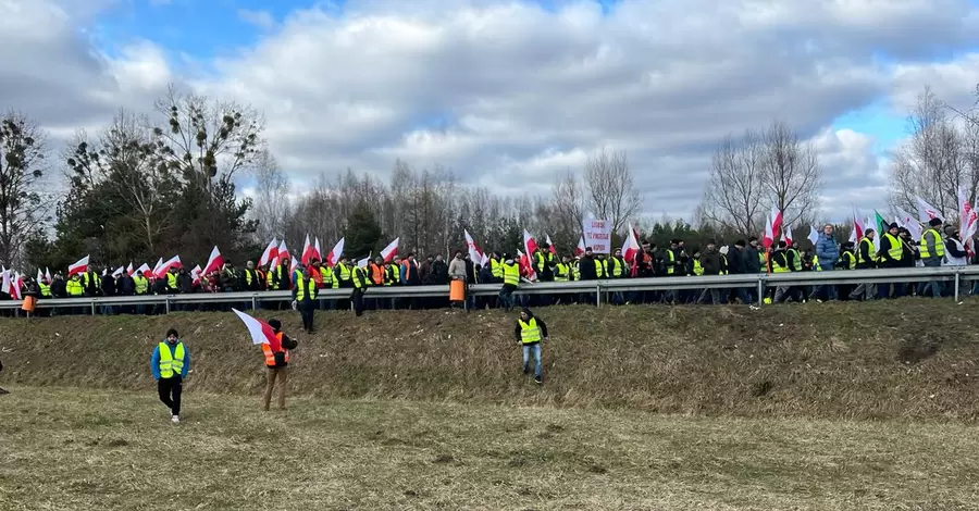 Поляки блокировали железную дорогу на границе с Украиной с оскорбительными плакатами