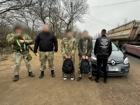 На Одещине задержали перевозчика вместе с уклонистами, которые притворялись военными