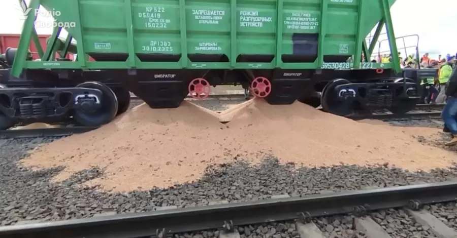 Польські фермери перекрили залізницю та висипали українське зерно з вантажного вагона 