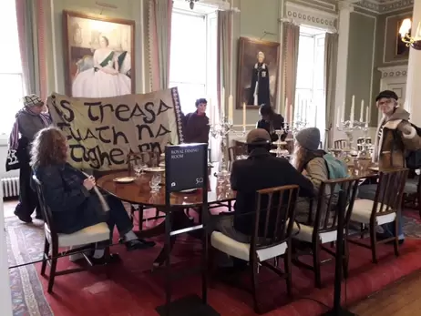 Активісти увірвалися до резиденції Чарльза ІІІ у Шотландії та вимагають знизити ціни на продукти