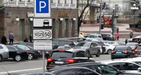 В Киеве не будут взимать плату за парковку, пока власти не введут новые тарифы