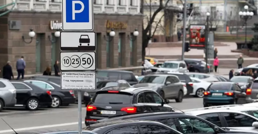 В Киеве не будут взимать плату за парковку, пока власти не введут новые тарифы