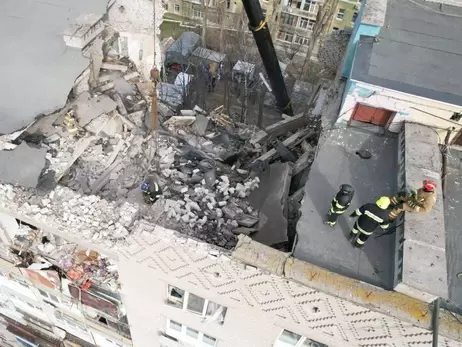 В Днепре из-под завалов многоэтажки достали тело мужчины, спасательная операция продолжается 