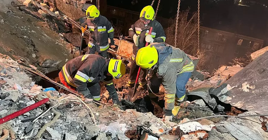 Рятувальники у Дніпрі завершили розбирати завали: двоє загиблих, семеро отримали поранення