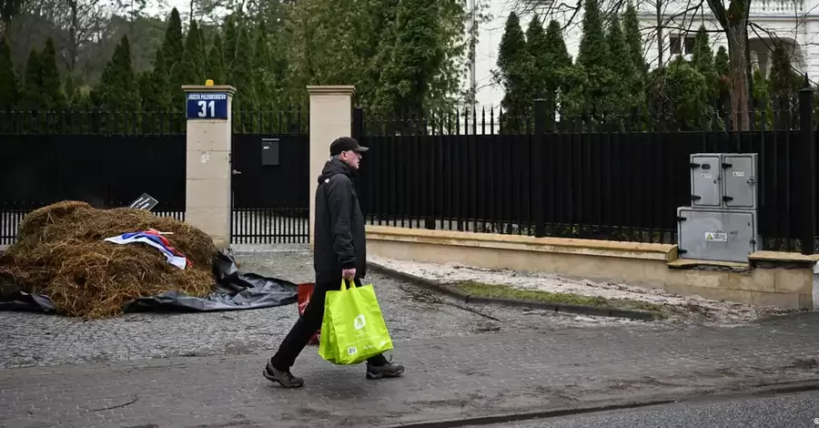 Возле дома посла РФ в Польше высыпали две тонны навоза