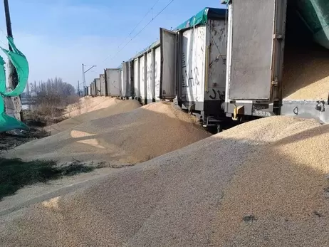 У Польщі невідомі пошкодили українські вагони та висипали на землю 160 тонн зерна