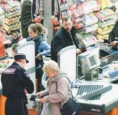 Недовольный покупатель разбил бутылку об голову охранника супермаркета 