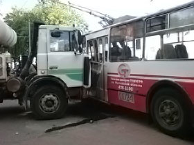 В Киеве в аварии троллейбуса и автомобиля погибли люди 