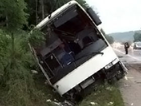Что бы спасти пострадавших пассажиров люди сами подняли 5-тонный автобус 