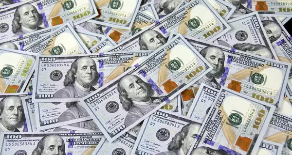 Гривня слабшає, долар зміцнюється: чи варто купувати валюту у березні