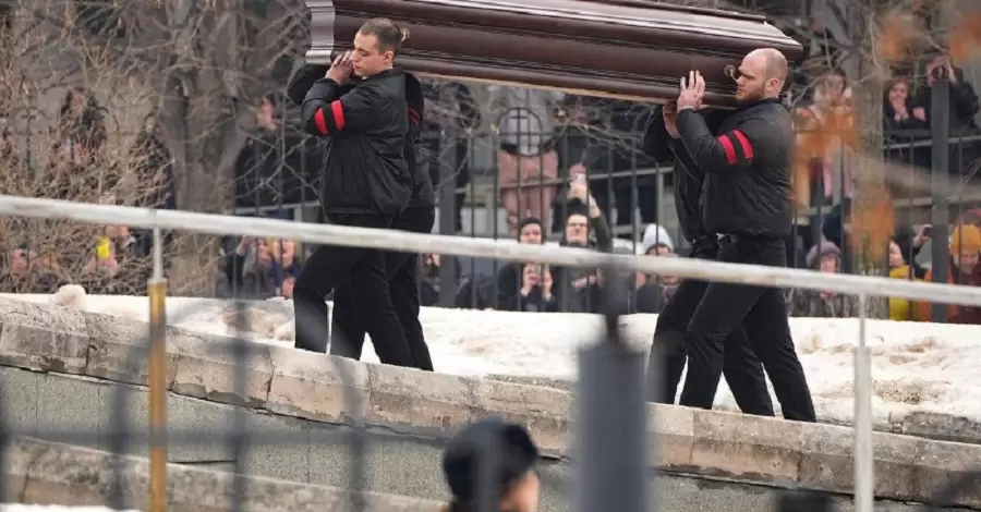 У Москві прощаються з Навальним: людей обшукують правоохоронці, на дахах - снайпери