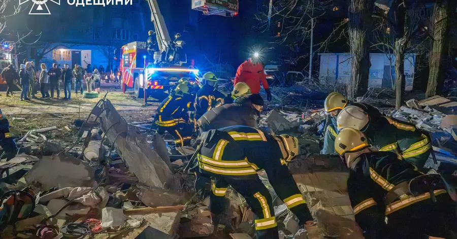 Удар по Одессе: спасатели достали из-под завалов мужчину, 6 человек считаются пропавшими без вести