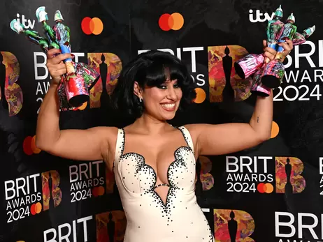 Співачка RAYE забрала головні нагороди на премії Brit Awards -2024