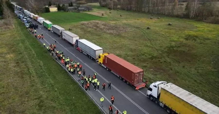 На границе с Польшей в очереди стоят почти 2,5 тысяч грузовиков