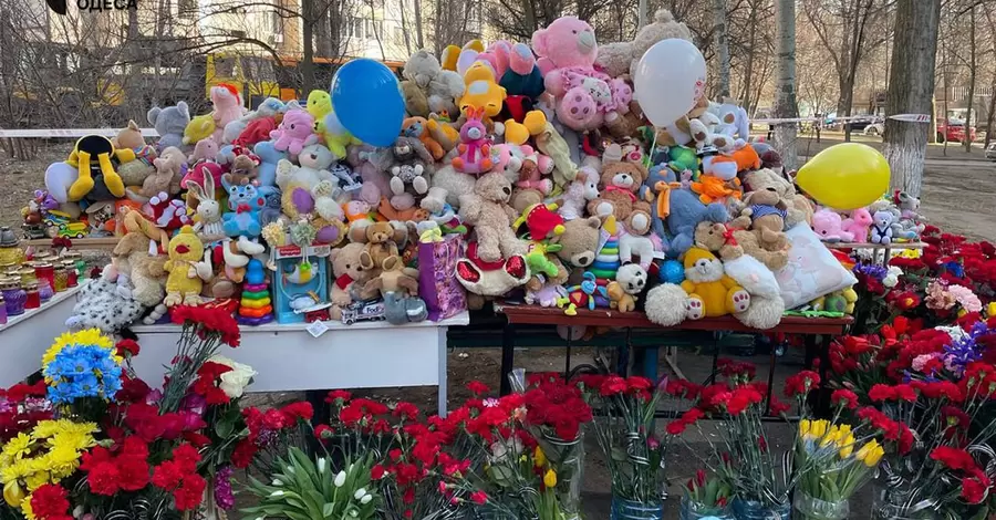Одесситы продолжают нести игрушки и цветы к дому, где погибли 12 человек