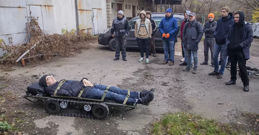 Київські студенти збирають електричні ноші: і пораненого ними вивезуть, і ворога підірвуть