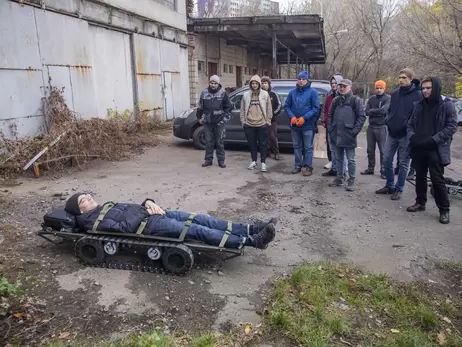 Киевские студенты собирают электрические ноши: и раненого вывезут, и врага взорвут