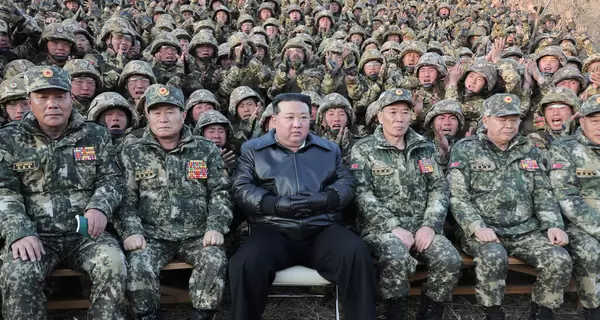 Лидер Северной Кореи позировал с солдатами и призвал усиленнее готовиться к войне