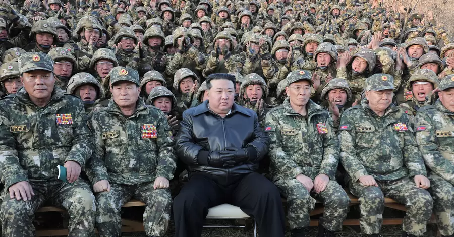 Лидер Северной Кореи позировал с солдатами и призвал усиленнее готовиться к войне