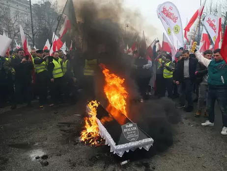 В центре Варшавы протестующие сожгли флаг ЕС и гроб з надписью “Фермер”