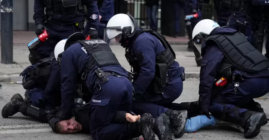 Полиция Варшавы во время протестов задержала более полусотни провокаторов