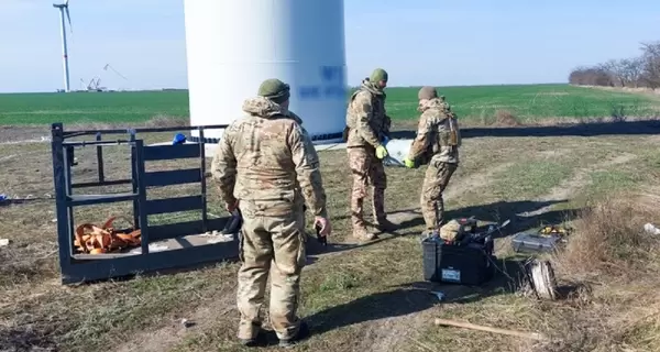 На Николаевщине полиция разминировала боевую часть шахеда, которая застряла в ветрогенераторе